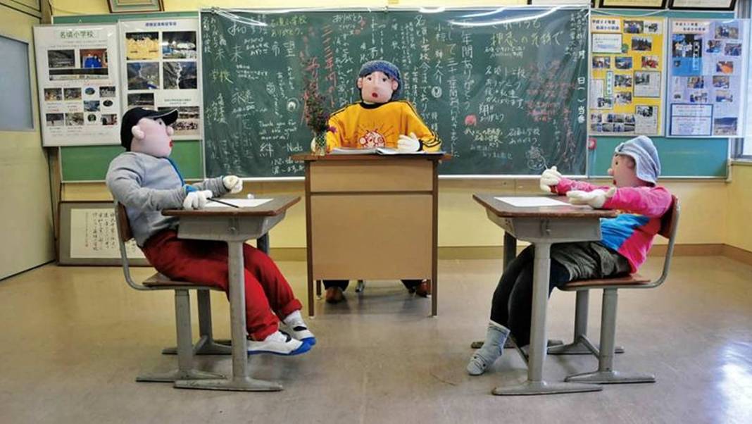 Bu köye gelenler gözlerine inanamıyor: Tüyler ürperten manzara! Hepsi yetişkin insan boyutlarında 21